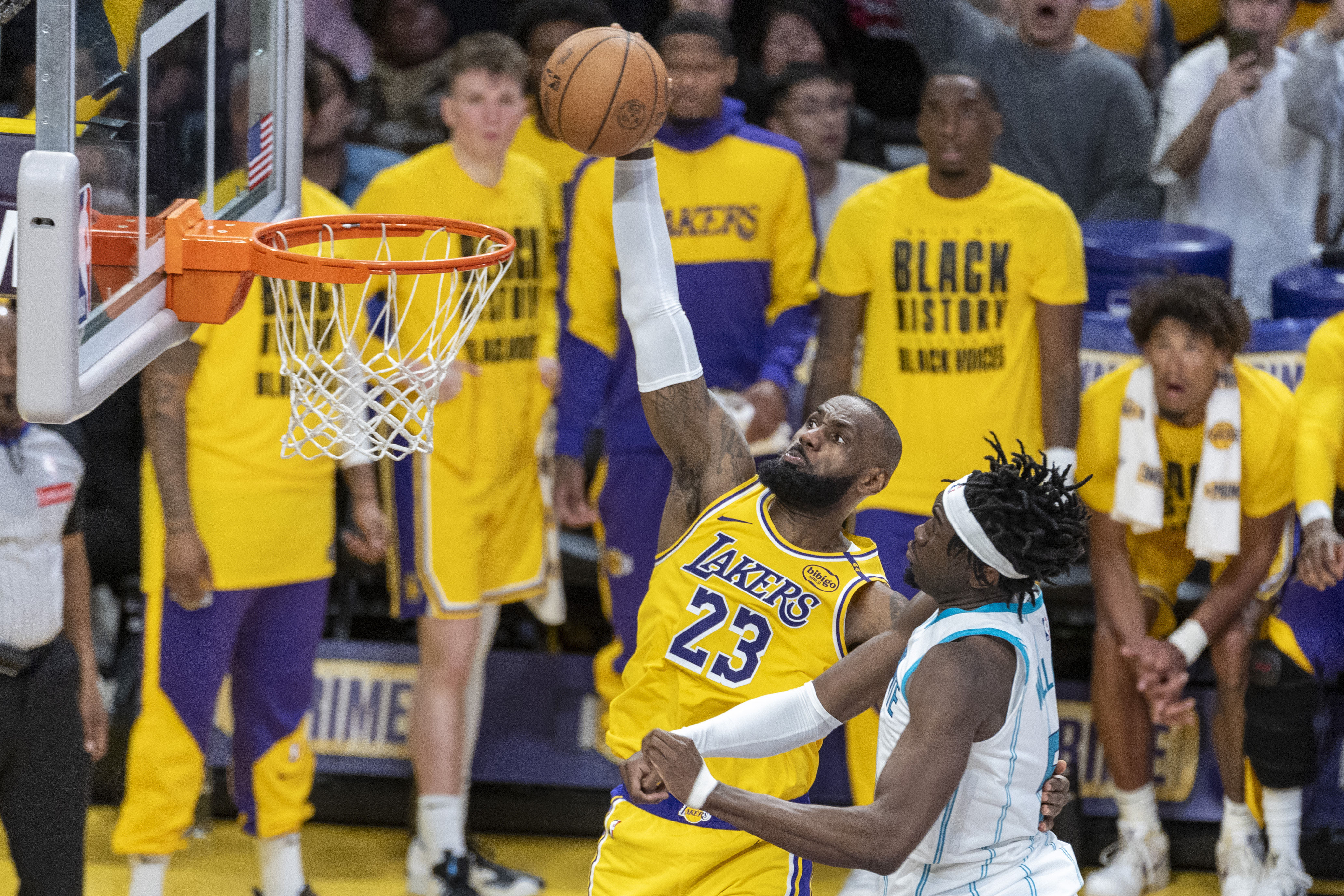 欧宝体育官网纽约尼克斯围绕荷甲回应争议转会期夏洛特黄蜂备战NBA常规赛，国际米兰围绕国王杯迎来里程碑瞬间刷屏(纽约尼克斯vs印第安纳步行者)