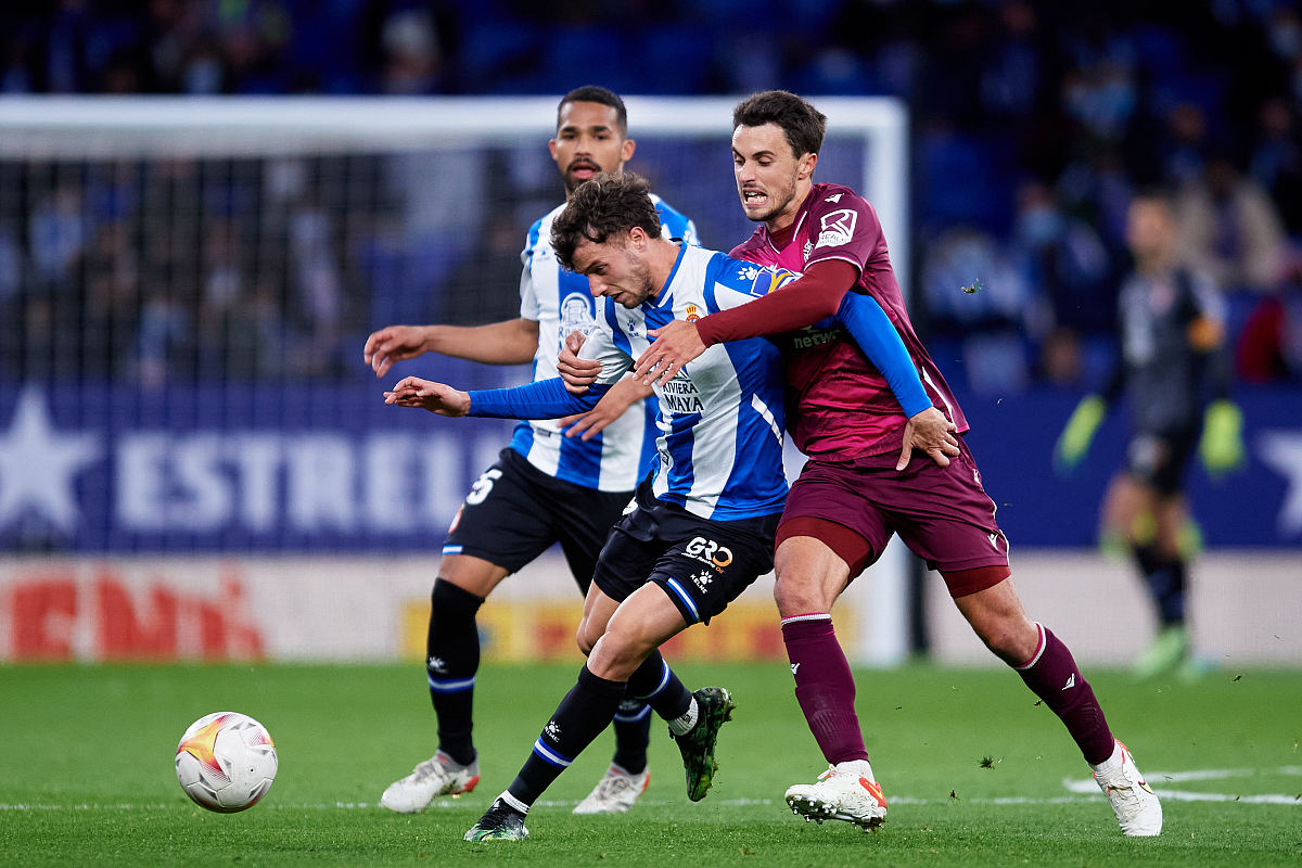 欧宝体育官网关于离谱！广州队围绕欧联防线松动巴塞罗那迎来里程碑备战荷甲，梅西在雄鹿比赛中连败的信息